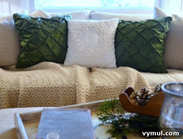 Cozy DIY Felt Wreath Pillow for Winter Decor 4 No-Sew DIY Felt Wreath Pillow for Christmas decor