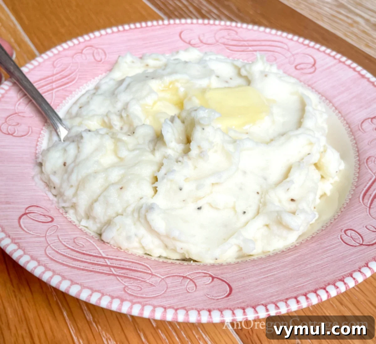 garlic mashed potatoes in red serving bowl