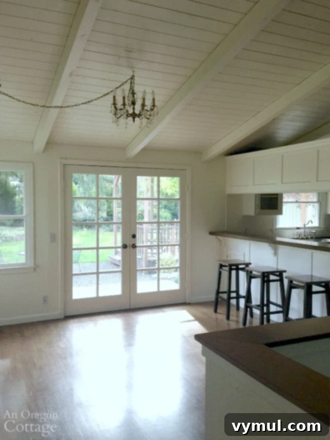 Empty cottage farmhouse dining room