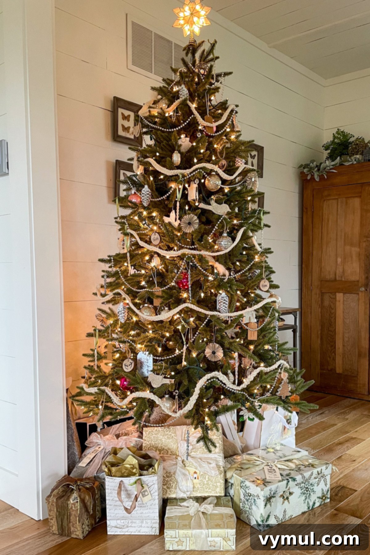 Effortless Christmas Gift Wrapping: Save Time, Save Money, Go Green 2 Christmas tree with elegantly wrapped presents using a reusable system