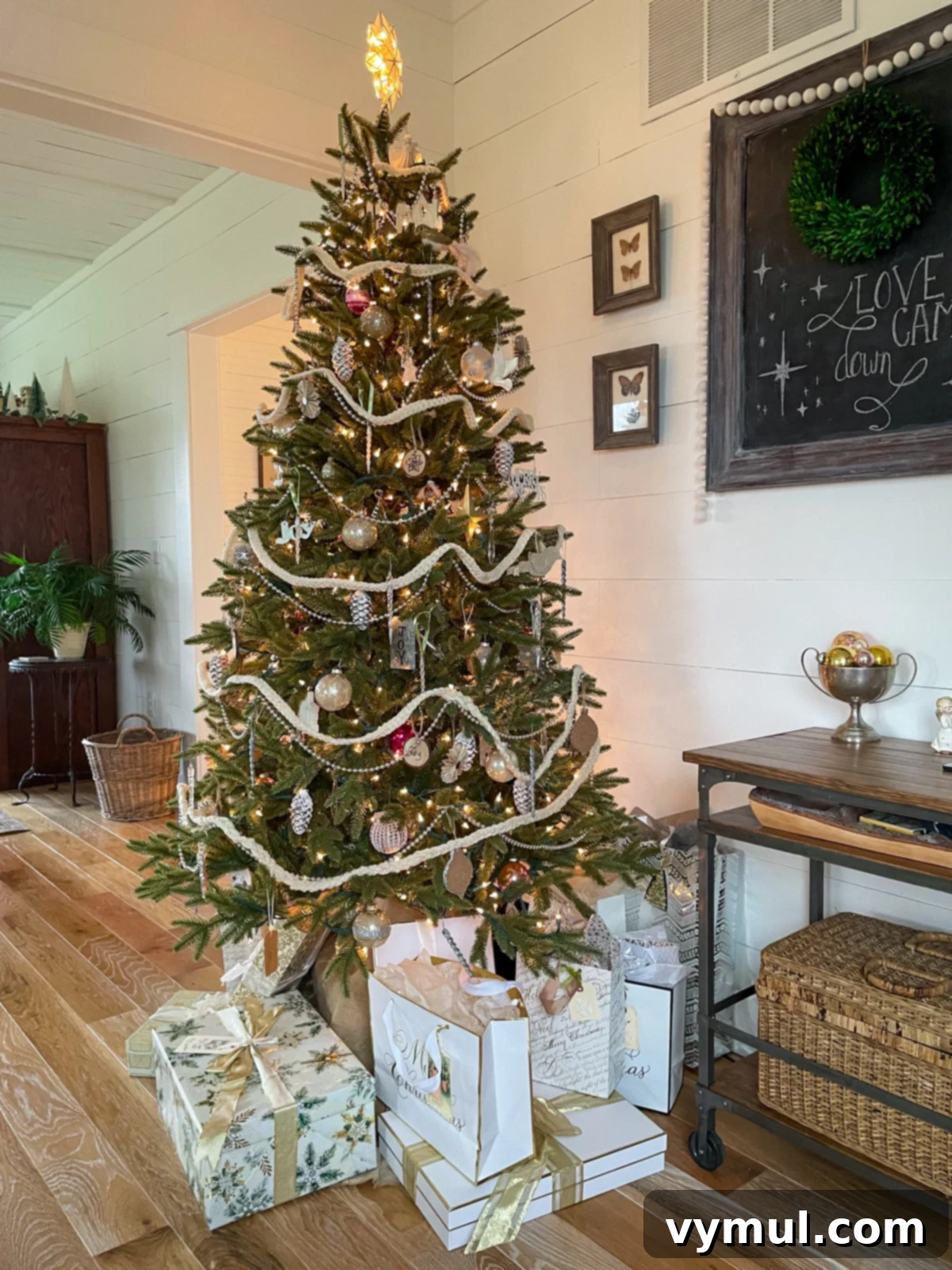 Effortless Christmas Gift Wrapping: Save Time, Save Money, Go Green 10 Beautifully decorated Christmas tree surrounded by elegant, reusable gifts, showcasing the wrapping system