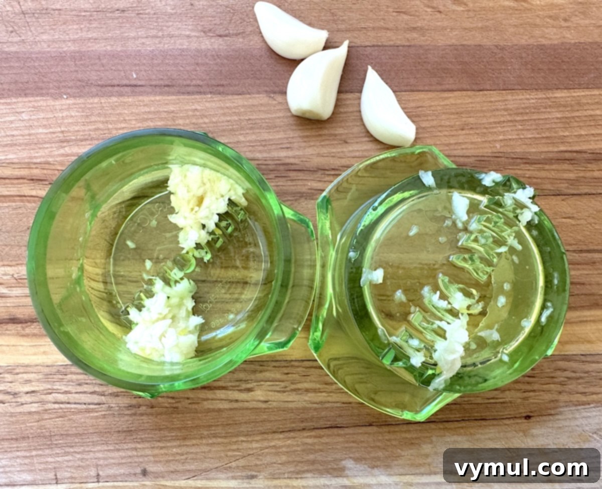 garlic twist-chopper with garlic